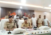 11 मोबाइल व 2.3 किलो गांजा बरामद