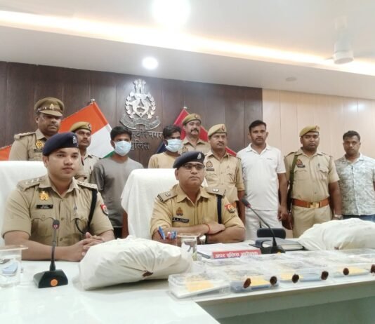 11 मोबाइल व 2.3 किलो गांजा बरामद