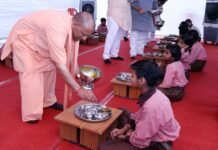 स्कूल चलो अभियान का शुभारंभ: सीएम योगी ने बच्चों को परोसा मिड-डे मील, बांटे बैग-किताबें