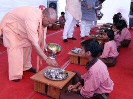 स्कूल चलो अभियान का शुभारंभ: सीएम योगी ने बच्चों को परोसा मिड-डे मील, बांटे बैग-किताबें