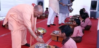 स्कूल चलो अभियान का शुभारंभ: सीएम योगी ने बच्चों को परोसा मिड-डे मील, बांटे बैग-किताबें