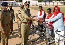 डीआईजी बस्ती ने 46 उत्कृष्ट ग्राम प्रहरियों को साइकिलें प्रदान कीं, बढ़ाई गतिशीलता