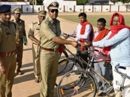 डीआईजी बस्ती ने 46 उत्कृष्ट ग्राम प्रहरियों को साइकिलें प्रदान कीं, बढ़ाई गतिशीलता