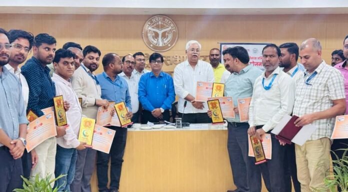 डीएम की अध्यक्षता में मुख्यमंत्री युवा उद्यमी विकास अभियान की समीक्षा बैठक, युवा उद्यमियों को सम्मानित