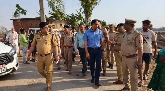 खेतों में आग पर डीएम-एसपी मौके पर, नुकसान का सर्वे कर मुआवजे के निर्देश