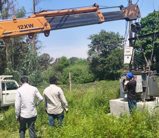 नेवास गांव में लगा 250 केवी का नया ट्रांसफार्मर, गर्मी में बिजली से मिलेगी राहत।