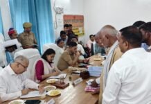 डीएम-एसपी ने तहसील लालगंज में सम्पूर्ण समाधान दिवस में फरियादियों की सुनी समस्याएं