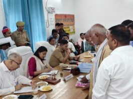 डीएम-एसपी ने तहसील लालगंज में सम्पूर्ण समाधान दिवस में फरियादियों की सुनी समस्याएं