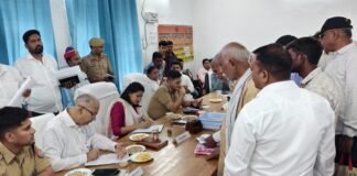 डीएम-एसपी ने तहसील लालगंज में सम्पूर्ण समाधान दिवस में फरियादियों की सुनी समस्याएं