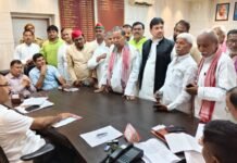 स्मार्ट मीटर के विरोध में सपा का प्रदर्शन, जिलाधिकारी को सौंपा ज्ञापन