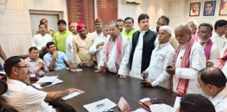 स्मार्ट मीटर के विरोध में सपा का प्रदर्शन, जिलाधिकारी को सौंपा ज्ञापन