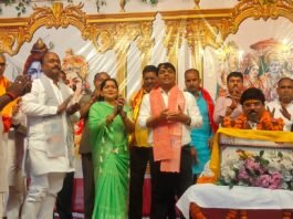 श्रीराम कथा में डॉ. उदय प्रताप चतुर्वेदी और जिला पंचायत अध्यक्ष बलिराम यादव की गरिमामयी उपस्थिति, बढ़ाया आयोजन का गौरव