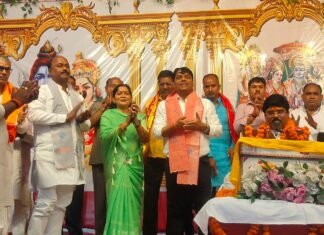 श्रीराम कथा में डॉ. उदय प्रताप चतुर्वेदी और जिला पंचायत अध्यक्ष बलिराम यादव की गरिमामयी उपस्थिति, बढ़ाया आयोजन का गौरव