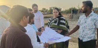 धुरियापार में सीईओ अनुज मलिक का स्थल निरीक्षण, विकास कार्यों को तेज गति देने के निर्देश