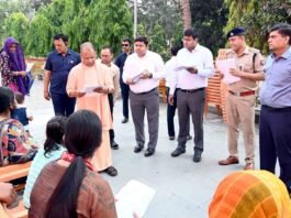 मुख्यमंत्री योगी आदित्यनाथ ने जनता दर्शन में सुनी जन समस्याएं, समयबद्ध निस्तारण के दिए सख्त निर्देश