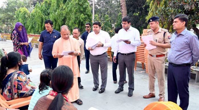 मुख्यमंत्री योगी आदित्यनाथ ने जनता दर्शन में सुनी जन समस्याएं, समयबद्ध निस्तारण के दिए सख्त निर्देश