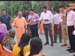 गोरखनाथ मंदिर में सीएम का जनता दर्शन, समस्याओं के त्वरित निस्तारण के निर्देश