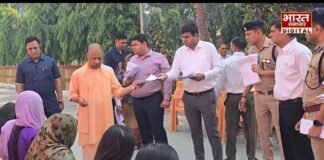 गोरखनाथ मंदिर में सीएम का जनता दर्शन, समस्याओं के त्वरित निस्तारण के निर्देश