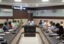 सीएम डैशबोर्ड समीक्षा बैठक में डीएम सख्त, योजनाओं की रफ्तार बढ़ाने के सख्त निर्देश