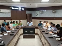 सीएम डैशबोर्ड समीक्षा बैठक में डीएम सख्त, योजनाओं की रफ्तार बढ़ाने के सख्त निर्देश