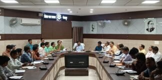 सीएम डैशबोर्ड समीक्षा बैठक में डीएम सख्त, योजनाओं की रफ्तार बढ़ाने के सख्त निर्देश