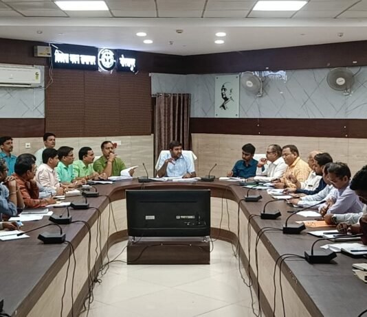 सीएम डैशबोर्ड समीक्षा बैठक में डीएम सख्त, योजनाओं की रफ्तार बढ़ाने के सख्त निर्देश