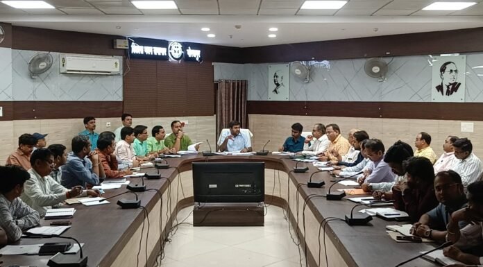 सीएम डैशबोर्ड समीक्षा बैठक में डीएम सख्त, योजनाओं की रफ्तार बढ़ाने के सख्त निर्देश