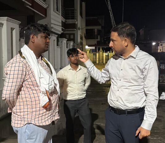 बारिश के बीच नगर आयुक्त सड़कों पर, जलभराव वाले स्थलों का लिया जायजा