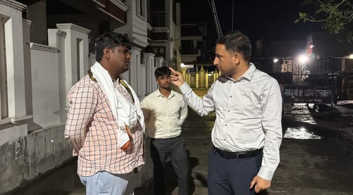 बारिश के बीच नगर आयुक्त सड़कों पर, जलभराव वाले स्थलों का लिया जायजा