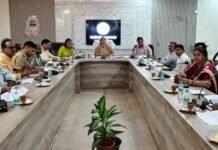 कलेक्ट्रेट सभागार में बैठकों का दौर: चकबंदी, व्यापारिक समस्याएं और जनकल्याण योजनाओं पर डीएम सख्त