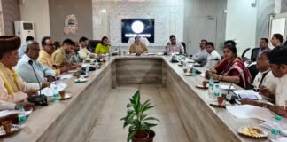 कलेक्ट्रेट सभागार में बैठकों का दौर: चकबंदी, व्यापारिक समस्याएं और जनकल्याण योजनाओं पर डीएम सख्त
