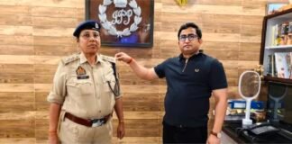 निरीक्षक से डीएसपी पद पर पदोन्नति: एसपी संदीप कुमार मीना ने स्टार लगाकर दी बधाई