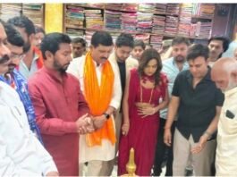 जय श्री वस्त्रालय का भव्य शुभारंभ, बेटी नैना गुप्ता के हाथों फीता काटा