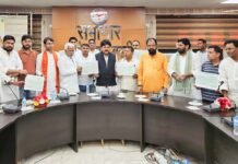प्रधानमंत्री फसल बीमा योजना के तहत किसानों को वितरित किए गए क्षतिपूर्ति चेक कृषक हित में संचालित योजनाओं का लाभ उठाने की अपील