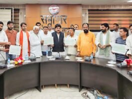 प्रधानमंत्री फसल बीमा योजना के तहत किसानों को वितरित किए गए क्षतिपूर्ति चेक कृषक हित में संचालित योजनाओं का लाभ उठाने की अपील
