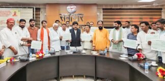 प्रधानमंत्री फसल बीमा योजना के तहत किसानों को वितरित किए गए क्षतिपूर्ति चेक कृषक हित में संचालित योजनाओं का लाभ उठाने की अपील