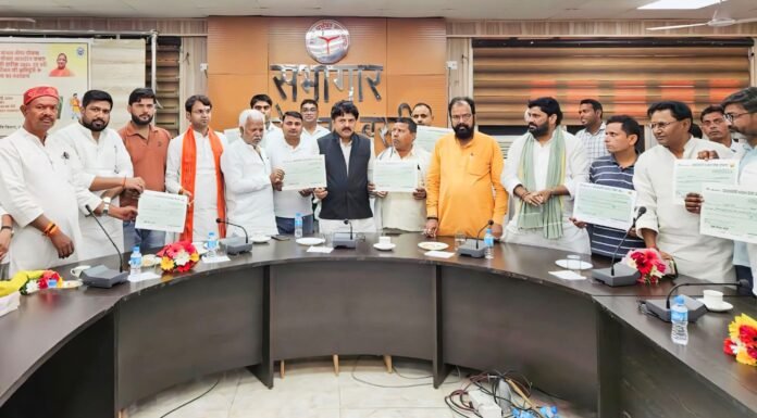 प्रधानमंत्री फसल बीमा योजना के तहत किसानों को वितरित किए गए क्षतिपूर्ति चेक कृषक हित में संचालित योजनाओं का लाभ उठाने की अपील