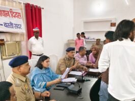 सम्पूर्ण समाधान दिवस में डीएम ने सुनीं जनसमस्याएं, समयबद्ध निस्तारण के दिए निर्देश