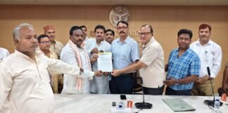 डीएम की अध्यक्षता में सर्राफा व्यापारियों संग महत्वपूर्ण बैठक, देशहित में ठोस सोने की खुली बिक्री पर रोक लगाने की अपील निर्मित जेवरों की बिक्री को बढ़ावा, कारीगरों की आजीविका और बाजार की पारदर्शिता पर जोर