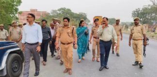 मगहर में डीएम-एसपी की पैदल गश्त, अवैध कट बंद करने के निर्देश