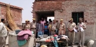गैंगस्टर एक्ट में फरार अभियुक्त के घर पुलिस की कुर्की कार्रवाई न्यायालय के आदेश पर चल संपत्ति जब्त, आरोपी शराकत अब भी फरार