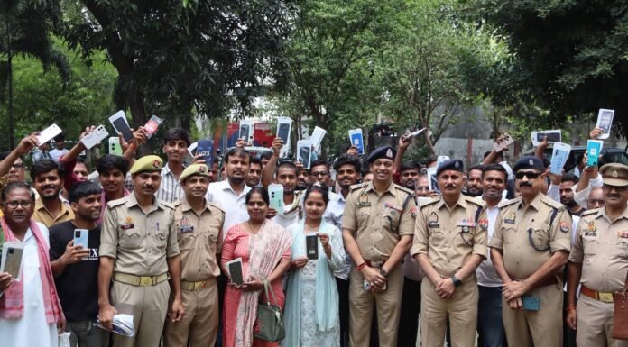 जीआरपी गोरखपुर की बड़ी सफलता: 310 खोए मोबाइल बरामद, 60 लाख रुपये की संपत्ति लौटाई दो माह में सर्विलांस सेल ने किया सराहनीय कार्य, मोबाइल पाकर खिले लोगों के चेहरे