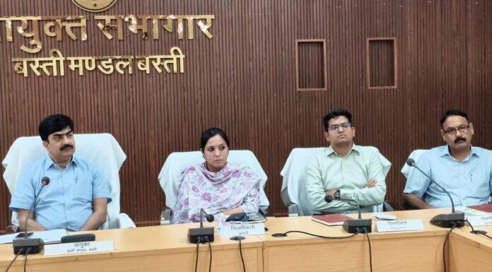 विकास योजनाओं में लापरवाही नहीं होगी बर्दाश्त, गुणवत्ता और समयबद्धता पर दें विशेष ध्यान: मण्डलायुक्त जल जीवन मिशन, आवास, शौचालय, सड़क निर्माण और आईजीआरएस शिकायतों की हुई समीक्षा