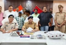 पानी मांगने के बहाने महिला की चेन झपटने वाले दो शातिर गिरफ्तार एसओजी और मेंहदावल पुलिस की संयुक्त कार्रवाई, चेन स्नैचिंग गिरोह का भंडाफोड़ 2.1 किलो गांजा, चोरी की बाइक, मोबाइल फोन और नकदी बरामद, पुलिस टीम को 25 हजार रुपये पुरस्कार