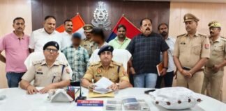 पानी मांगने के बहाने महिला की चेन झपटने वाले दो शातिर गिरफ्तार एसओजी और मेंहदावल पुलिस की संयुक्त कार्रवाई, चेन स्नैचिंग गिरोह का भंडाफोड़ 2.1 किलो गांजा, चोरी की बाइक, मोबाइल फोन और नकदी बरामद, पुलिस टीम को 25 हजार रुपये पुरस्कार