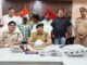 पानी मांगने के बहाने महिला की चेन झपटने वाले दो शातिर गिरफ्तार एसओजी और मेंहदावल पुलिस की संयुक्त कार्रवाई, चेन स्नैचिंग गिरोह का भंडाफोड़ 2.1 किलो गांजा, चोरी की बाइक, मोबाइल फोन और नकदी बरामद, पुलिस टीम को 25 हजार रुपये पुरस्कार