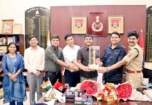 प्रशिक्षु आईपीएस प्रदीप कुमार को भावभीनी विदाई, अधिकारियों ने उज्ज्वल भविष्य की दी शुभकामनाएं गोण्डा में प्रशिक्षण अवधि पूर्ण, पुलिस अधीक्षक विनीत जायसवाल की मौजूदगी में हुआ सम्मान समारोह