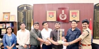 प्रशिक्षु आईपीएस प्रदीप कुमार को भावभीनी विदाई, अधिकारियों ने उज्ज्वल भविष्य की दी शुभकामनाएं गोण्डा में प्रशिक्षण अवधि पूर्ण, पुलिस अधीक्षक विनीत जायसवाल की मौजूदगी में हुआ सम्मान समारोह