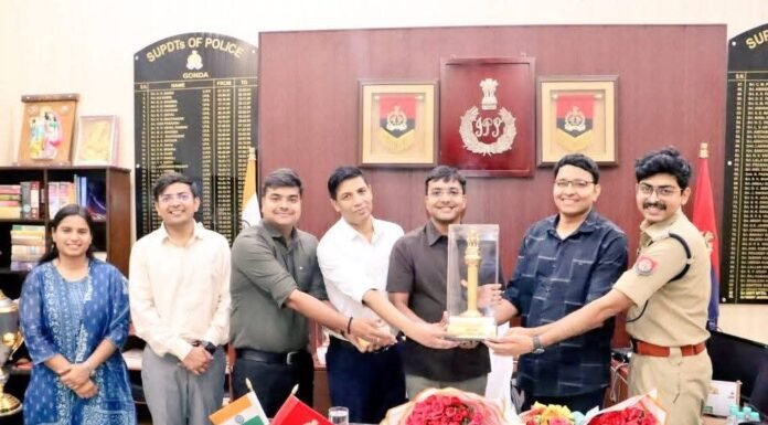 प्रशिक्षु आईपीएस प्रदीप कुमार को भावभीनी विदाई, अधिकारियों ने उज्ज्वल भविष्य की दी शुभकामनाएं गोण्डा में प्रशिक्षण अवधि पूर्ण, पुलिस अधीक्षक विनीत जायसवाल की मौजूदगी में हुआ सम्मान समारोह