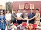 प्रशिक्षु आईपीएस प्रदीप कुमार को भावभीनी विदाई, अधिकारियों ने उज्ज्वल भविष्य की दी शुभकामनाएं गोण्डा में प्रशिक्षण अवधि पूर्ण, पुलिस अधीक्षक विनीत जायसवाल की मौजूदगी में हुआ सम्मान समारोह